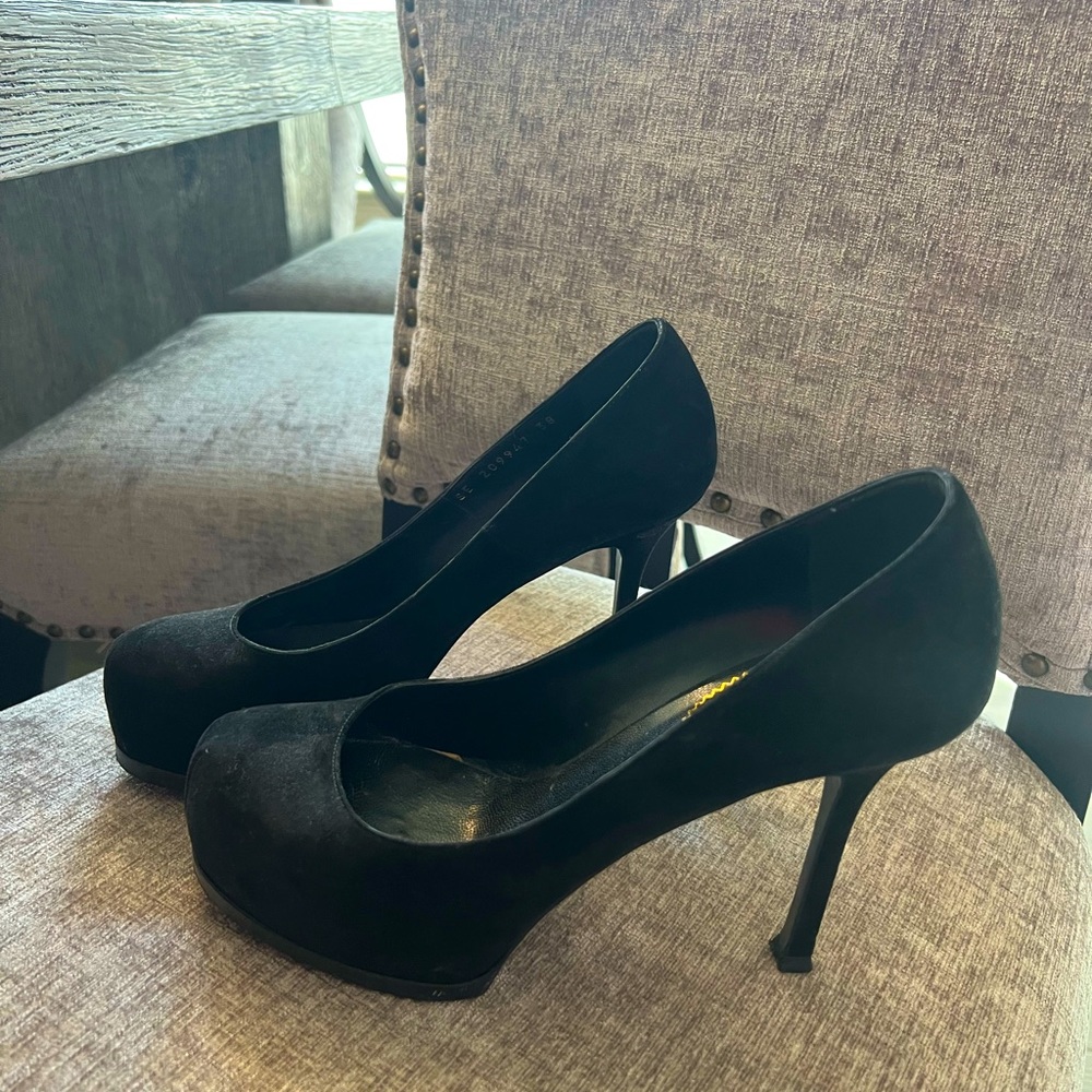 Black pumps